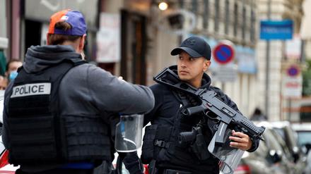 Sicherheitskräfte riegeln nach dem Attentat den Bereich um die Basilika im Zentrum von Nizza ab.