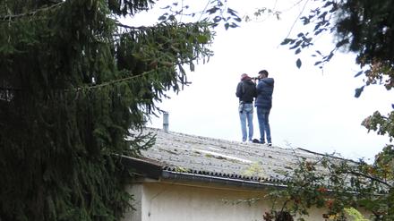 Planespotter auf einem Dach am Kurt-Schumacher-Damm.