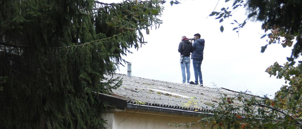 Planespotter auf einem Dach am Kurt-Schumacher-Damm.
