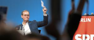 Michael Müller, Regierender Bürgermeister von Berlin, stimmt beim Landesparteitag der SPD Berlin im Jahr 2019 mit ab. 