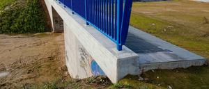 Brücke ins Nichts: In Ladenburg führt eine Brücke über ein ehemaliges Gleisbett, das zu einem Industriegebiet führt. 