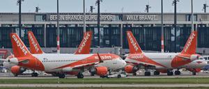 Passagierflugzeuge der britischen Fluggesellschaft Easyjet stehen kurz vor der Eröffnung am neuen Hauptstadtflughafen (BER) bereit.