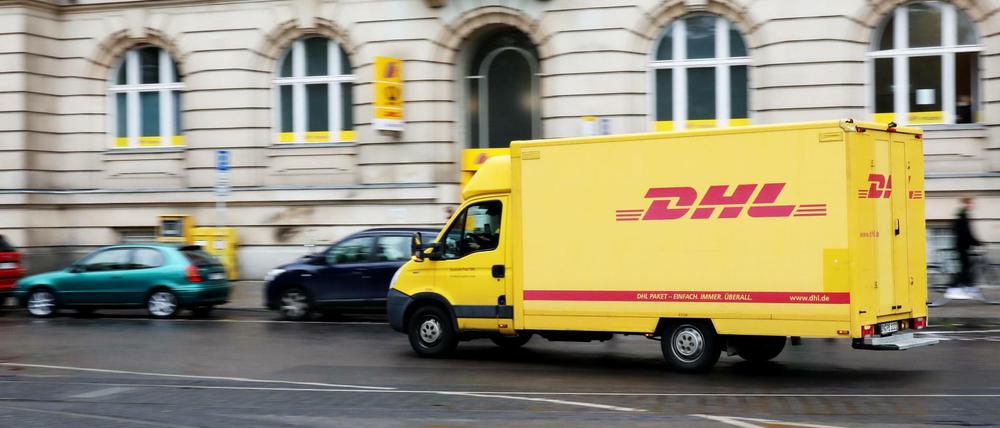 Ein DHL-Fahrzeug in Potsdam.