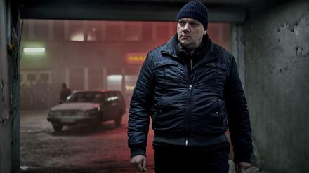 Überraschend fern jeder Gemütlichkeit: Charly Hübner als Jaschek Grundmann. Dessen neuer Job als Hausmeister beansprucht ihn voll und ganz – so wie einst Jack Torrance alias Jack Nicholson. 