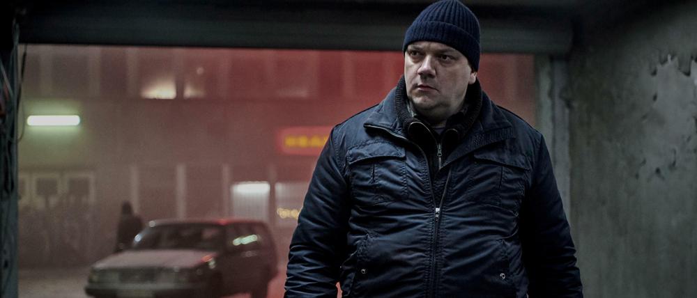 Überraschend fern jeder Gemütlichkeit: Charly Hübner als Jaschek Grundmann. Dessen neuer Job als Hausmeister beansprucht ihn voll und ganz – so wie einst Jack Torrance alias Jack Nicholson.