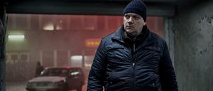 Überraschend fern jeder Gemütlichkeit: Charly Hübner als Jaschek Grundmann. Dessen neuer Job als Hausmeister beansprucht ihn voll und ganz – so wie einst Jack Torrance alias Jack Nicholson. 