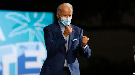 Trump verweigere sich dem Rat der Experten, schimpfte Biden in Florida über seinen Kontrahenten.