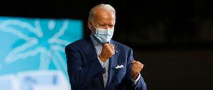 Trump verweigere sich dem Rat der Experten, schimpfte Biden in Florida über seinen Kontrahenten.