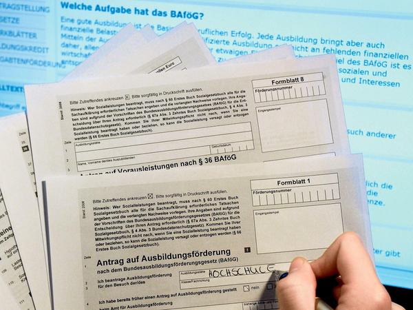 Symbolbild, auf dem ein fiktiver Studierender einen Bafög-Antrag ausfüllt.