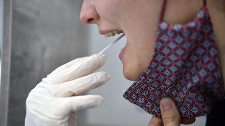Wer einen Test bekommt und wer nicht, entscheiden die Ämter sehr unterschiedlich. Bei Betroffenen führt das zu Verunsicherung.