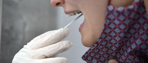 Wer einen Test bekommt und wer nicht, entscheiden die Ämter sehr unterschiedlich. Bei Betroffenen führt das zu Verunsicherung.