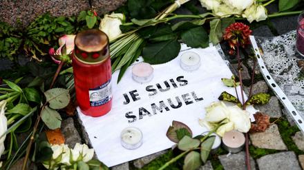 Vor der französischen Botschaft liegen Blumen in Gedenken an den ermordeten Lehrer Samuel Paty.