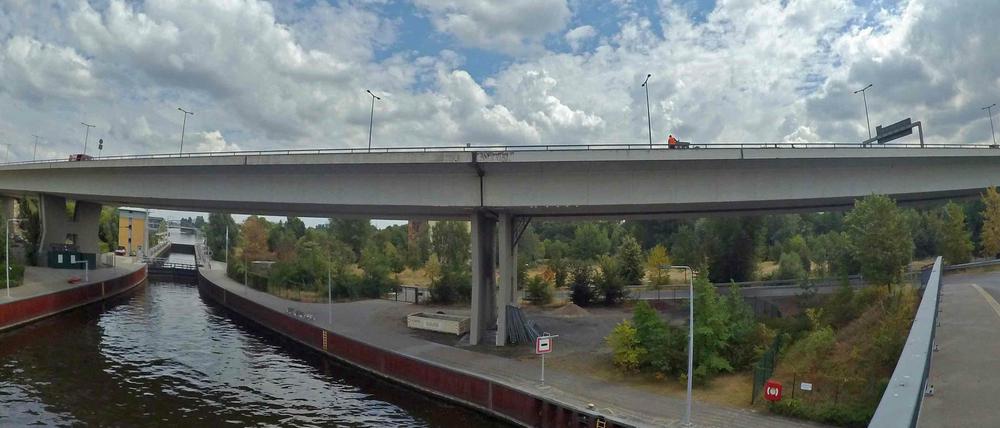 Die Rudolf-Wissell-Brücke in Berlin unter weiß-blauem Himmel.
