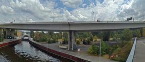 Die Rudolf-Wissell-Brücke in Berlin unter weiß-blauem Himmel.