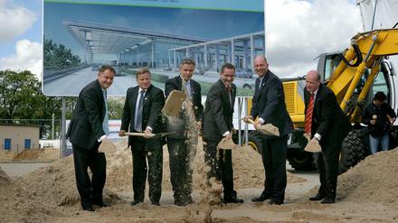 Rainer Schwarz, Hartmut Mehdorn, Klaus Wowereit, Matthias Platzeck, Wolfgang Tiefensee und Thomas Weyer beim Spatenstich.