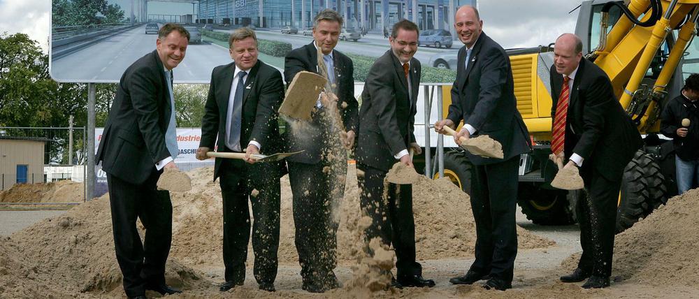 Rainer Schwarz, Hartmut Mehdorn, Klaus Wowereit, Matthias Platzeck, Wolfgang Tiefensee und Thomas Weyer beim Spatenstich.