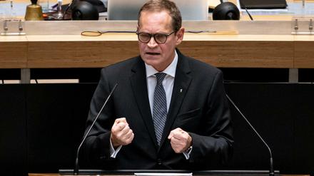Bei der Sondersitzung appellierte Michael Müller (SPD) an das Verantwortungsbewusstsein der Berliner.