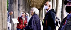 Barbara Hofmann (hinten l.) bietet für den Bildungsverein „pro seniores“ Rundgänge zur Museumsgeschichte an.
