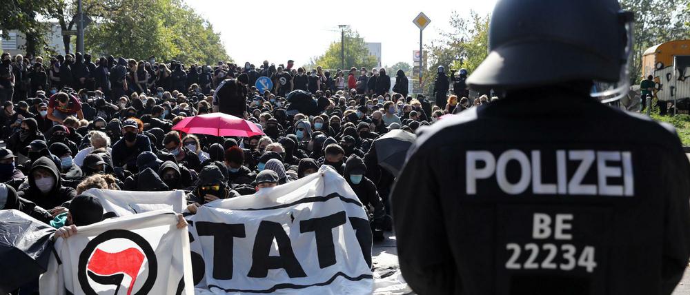 Ein Polizist beobachtet den Gegenprotest gegen die Demonstration der neonazistischen Kleinstpartei III. Weg.