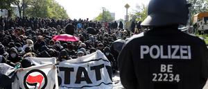 Ein Polizist beobachtet den Gegenprotest gegen die Demonstration der neonazistischen Kleinstpartei III. Weg.
