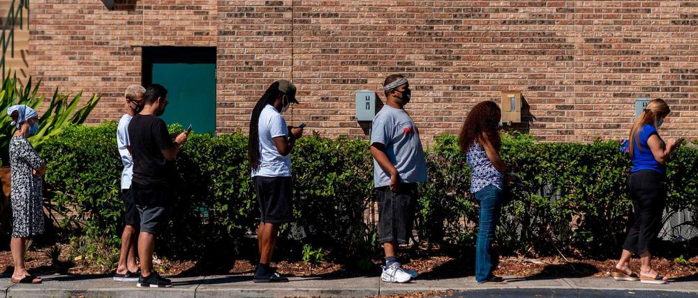 Menschen in Kissimmee, Florida, stehen an, um ihre Stimme abzugeben.