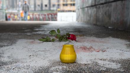 Eine Rose und eine Kerze wurden in der Unterführung zum Monbijoupark abgelegt. 