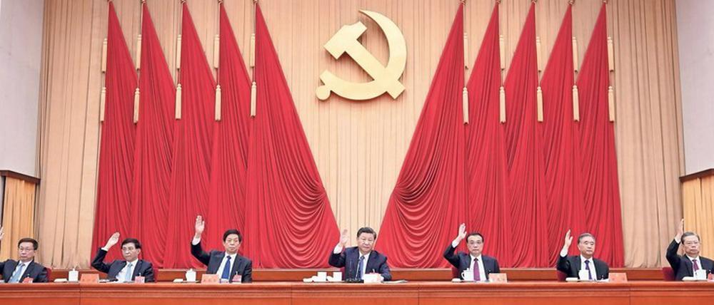 An einem Strang ziehen. Der neue Fünfjahresplan der Volksrepublik China wurde am Donnerstag einmütig vom Zentralkomitee der Kommunistischen Partei des Landes beschlossen. Das Bild zeigt die Führung des Landes, in der Mitte Chinas Präsident Xi Jinping.