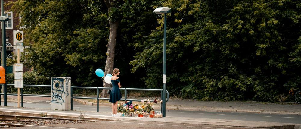 Nahe dieser Straßenbahnhaltestelle am Blockdammweg geriet die 13-jährige Ronja unter die Tram.