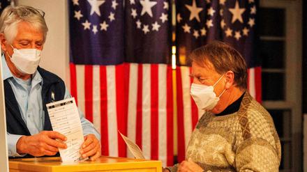 Im Dorf Dixville Notch im Bundesstaat New Hampshire wurden am Wahltag um Mitternacht die ersten Wahlzettel eingeworfen.