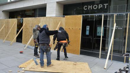 In Washington bereiten sich viele Geschäfte auf die Wahlnacht vor - und verbarrikadieren aus Angst vor Protesten ihre Fensterfronten.