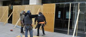 In Washington bereiten sich viele Geschäfte auf die Wahlnacht vor - und verbarrikadieren aus Angst vor Protesten ihre Fensterfronten.