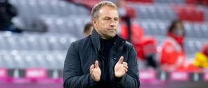 Applaus für alle, die in der Krise vorangehen. Bayern-Trainer Hansi Flick steht nicht im Verdacht, völlig losgelöst von der Wirklichkeit zu sein.