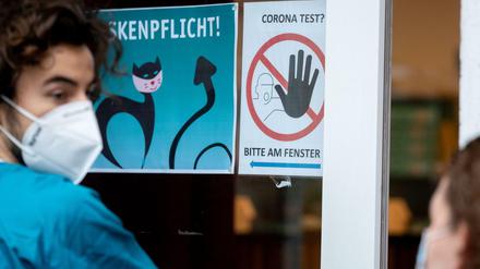 Bangen und Warten. Arzthelferinnen haben derzeit bei Tests und Behandlungen von Berliner Patienten viel zu tun. 