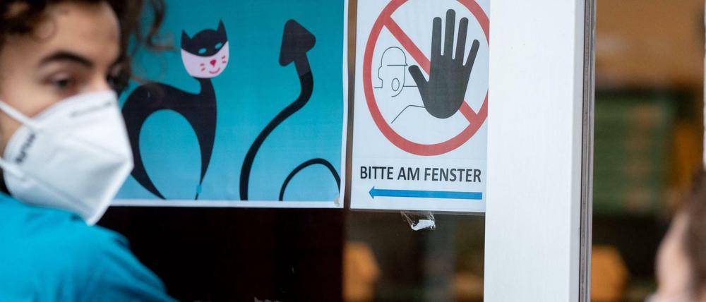 Bangen und Warten. Arzthelferinnen haben derzeit bei Tests und Behandlungen von Berliner Patienten viel zu tun.