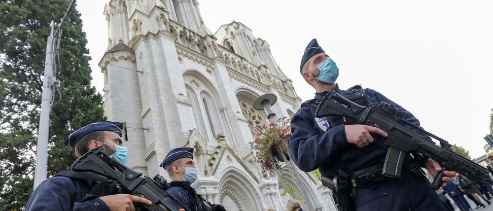 Polizisten stehen nach einer Messerattacke in der Nähe der Kirche Notre-Dame Wache.