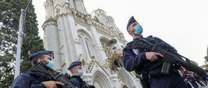 Polizisten stehen nach einer Messerattacke in der Nähe der Kirche Notre-Dame Wache.