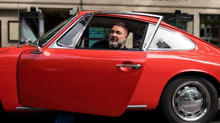 Hikmet Sugör in seinem roten Porsche 912 von 1965.