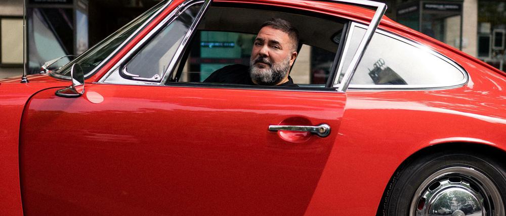 Hikmet Sugör in seinem roten Porsche 912 von 1965.