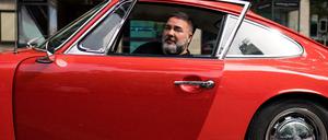 Hikmet Sugör in seinem roten Porsche 912 von 1965.