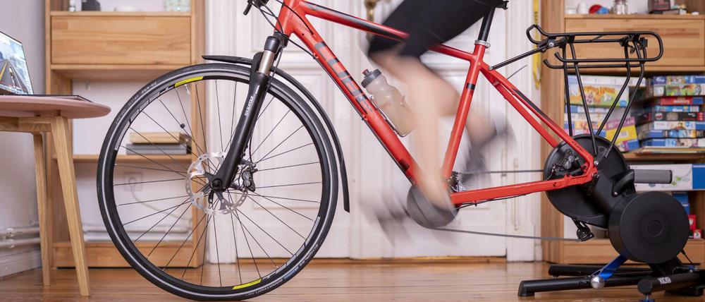 Da geht viel. Fitnesstraining in den eigenen vier Wänden ist durchaus in Ordnung - nur lärmintensives Trainig legt man besser nicht in die Ruhestunden. 