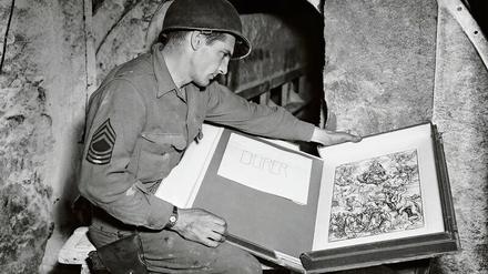 Kunst im Bergwerk. Ein US-Sergeant inspiziert einen Dürer-Druck.