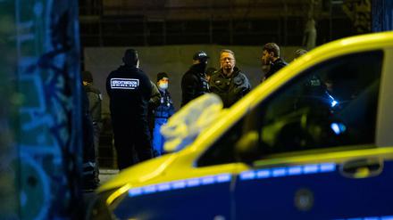 Polizisten und Kriminaltechniker ermitteln im Monbijoupark in Berlin-Mitte.