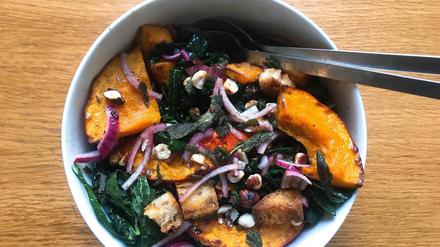 Ein Sommerklassiker, der auch als Herbstvariante schmeckt: die toskanische Panzarella mit Kürbis und Schwarzkohlblättern.