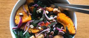Ein Sommerklassiker, der auch als Herbstvariante schmeckt: die toskanische Panzarella mit Kürbis und Schwarzkohlblättern.