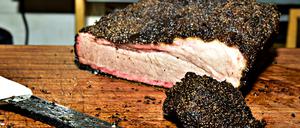 Der Stolz jedes Pitmasters: Ein im heißen Rauch von Eichenholz gegartes Brisket. 