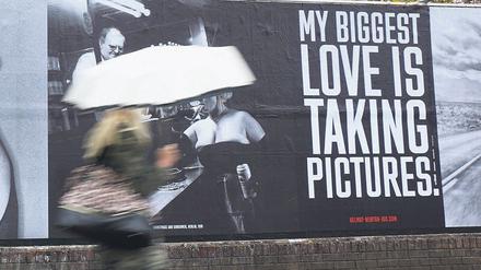 Passanten vorm Wurstmaxe. Die am Kraftwerk plakatierte, dekolletierte Dame im Hintergrund hat Newton 1991 vor einem Berliner Imbiss fotografiert.