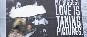 Passanten vorm Wurstmaxe. Die am Kraftwerk plakatierte, dekolletierte Dame im Hintergrund hat Newton 1991 vor einem Berliner Imbiss fotografiert.