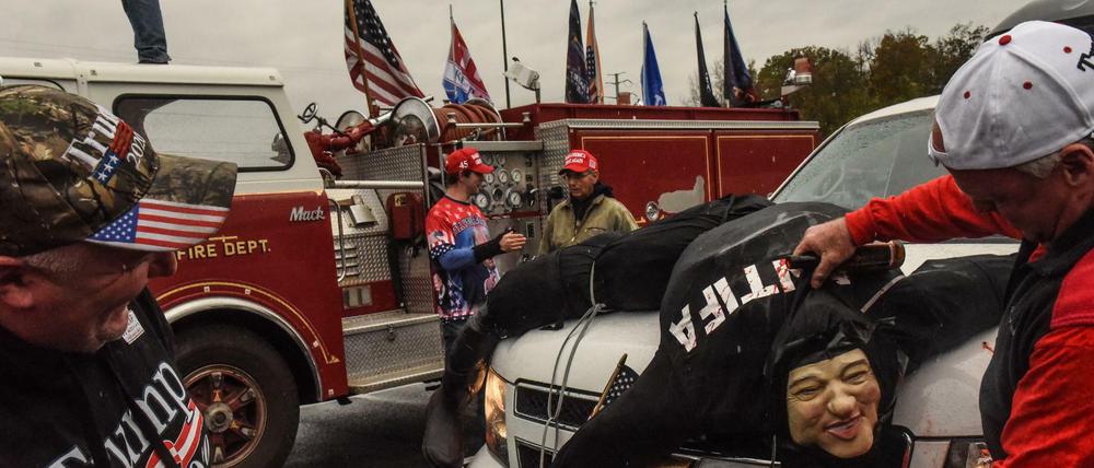 Ein Trump-Unterstützer auf einem Autokorso-Event mit einer Puppe auf seinem Auto, die einen toten Antifa-Unterstützer darstellen soll, am 1. November 2020 in West Nyack, New York.