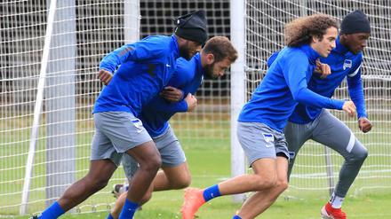 Harter Kampf. Mattéo Guendouzi (2. von rechts) muss sich bei Hertha BSC großer Konkurrenz stellen.