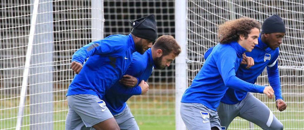 Harter Kampf. Mattéo Guendouzi (2. von rechts) muss sich bei Hertha BSC großer Konkurrenz stellen.